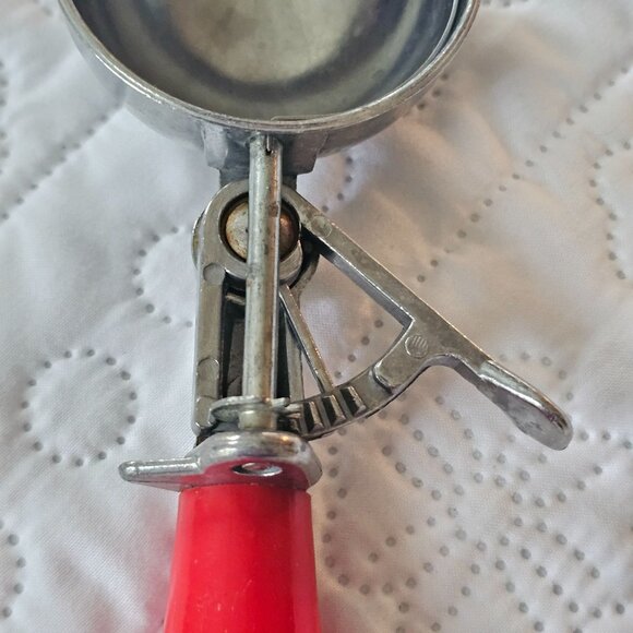 Vintage Red Handled Ice Cream Scoop With Metal Bowl & Thumb Trigger Mechanism - Picture 3 of 8